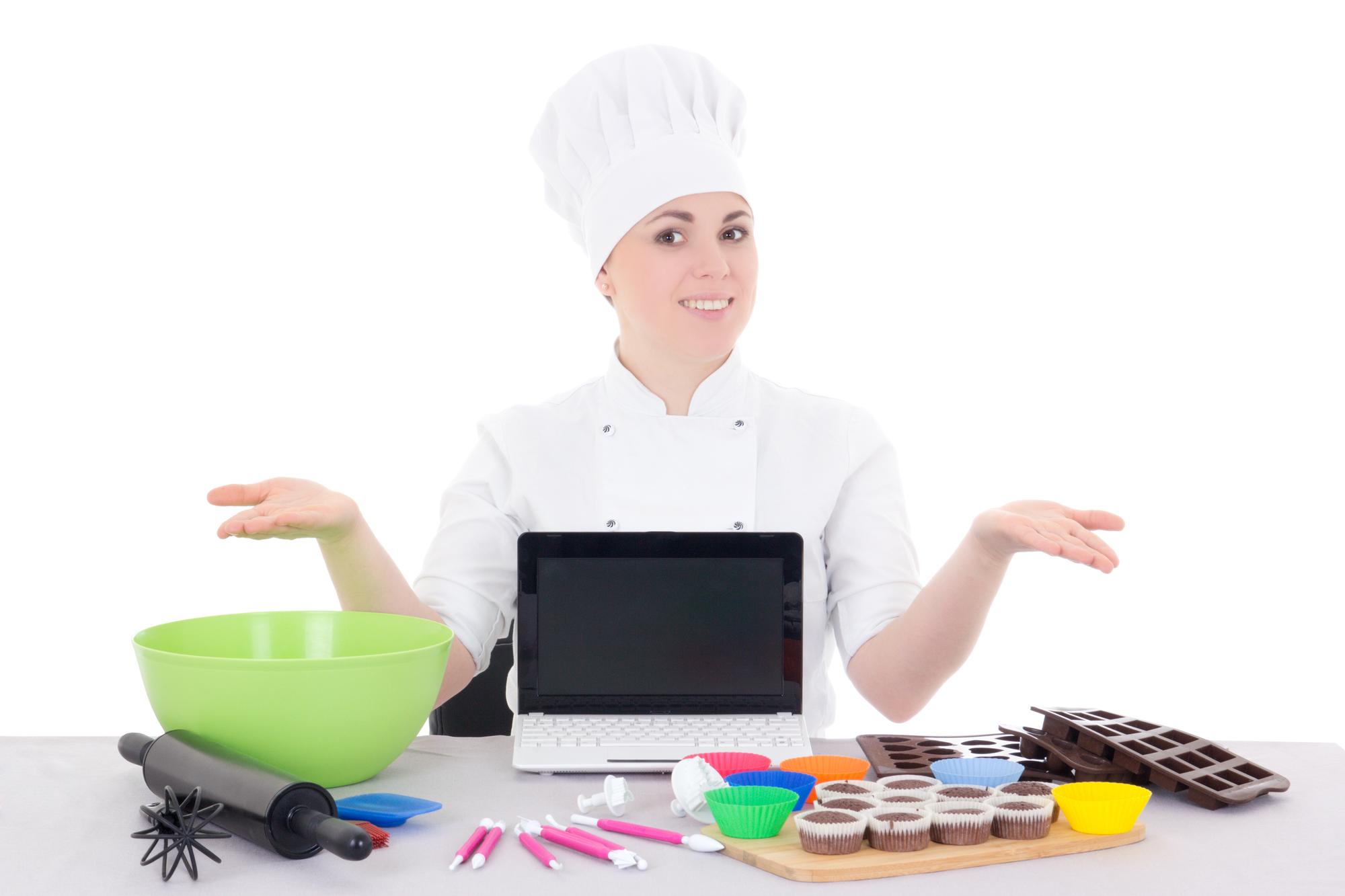 Chef che insegna davanti a una cucina futuristica